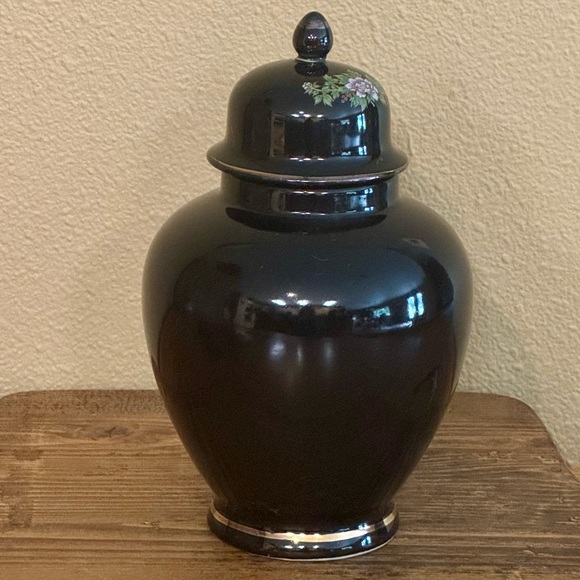 Vintage Japanese Black Peacock Floral Ginger Jar Urn Lidded Vase
Gold Trim - Picture 3 of 7